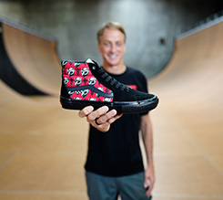 VANS 推出 TONY HAWK 独家定制图案职业滑板鞋款