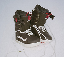 "VANS SNOW 职业单板滑雪支线发布 全新 MTE™ HI-STANDARD PRO 职业单板雪靴系列 从山野至街道，畅享全地形、全场景、全天候的户外场景体验"