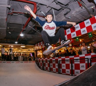 Vans SKATE FRY-DAYS联合HERO滑板店和蓝色极限，滑翻广州地王广场！